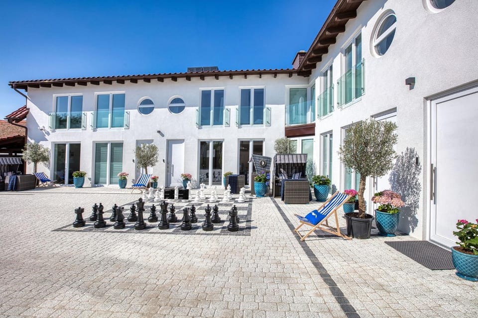 Property building, Patio, Day, Balcony/Terrace, Inner courtyard view