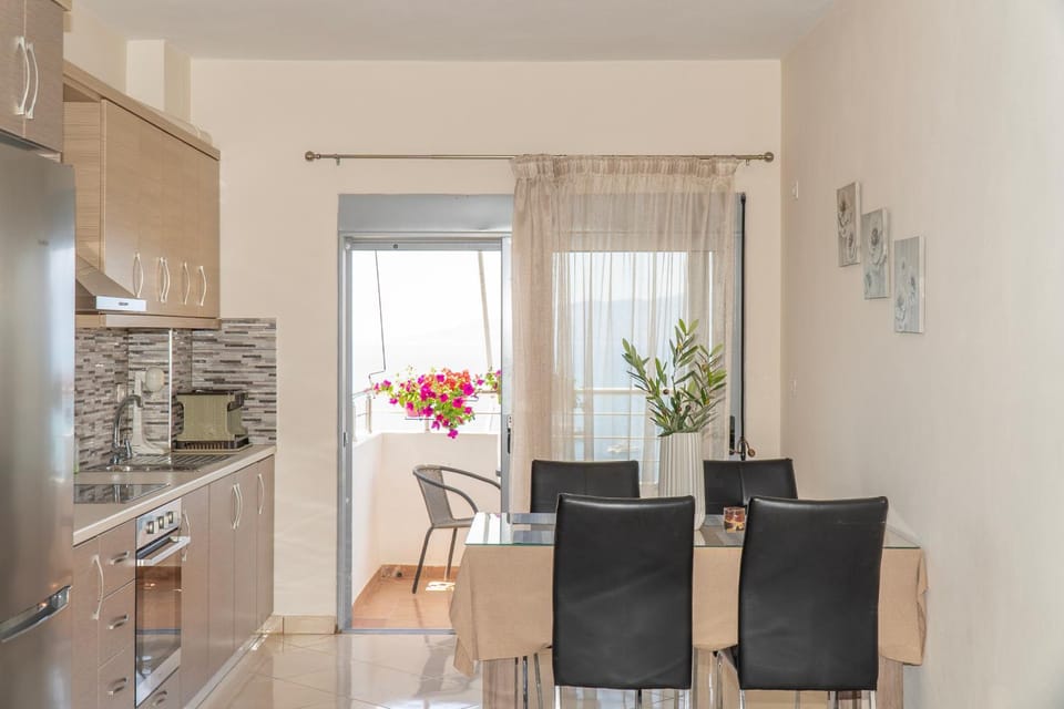 Kitchen or kitchenette, Dining area, oven, stove
