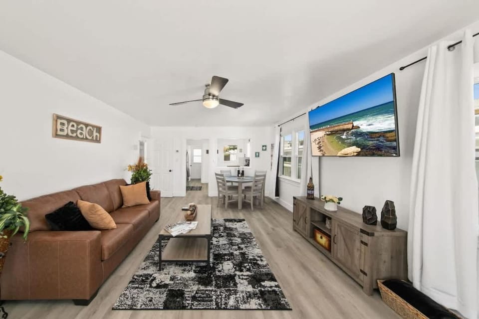 2 Bedroom with Ocean Views Large Deck Remodeled House in Carlsbad