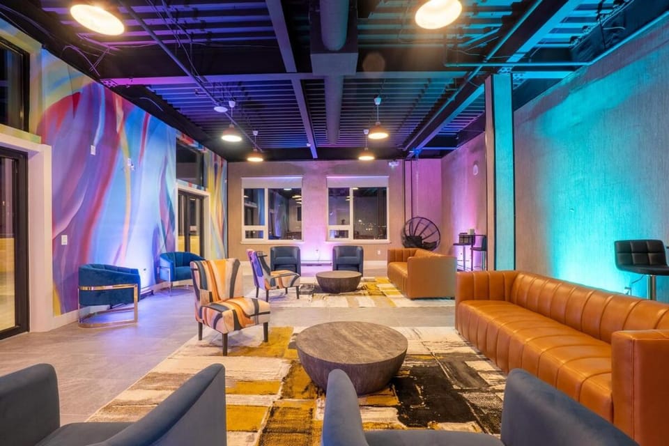 Boho Bliss, Sleeps 16, Park 2 cars FREE, 20 PERCENT OFF Apartment in East Orange