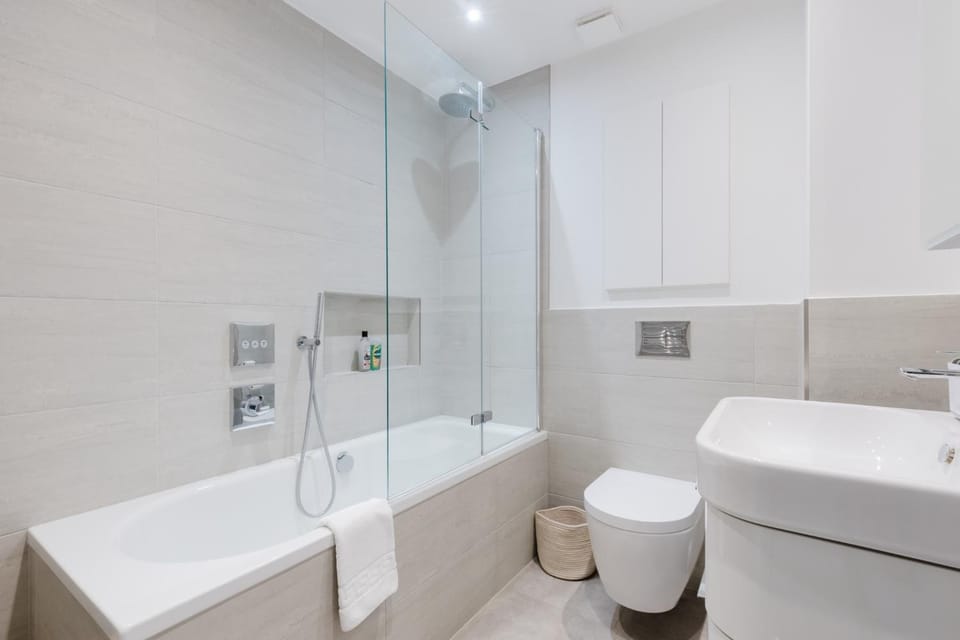 Tasteful 2BDR Midcentury Modern Home Apartment in London Borough of Islington