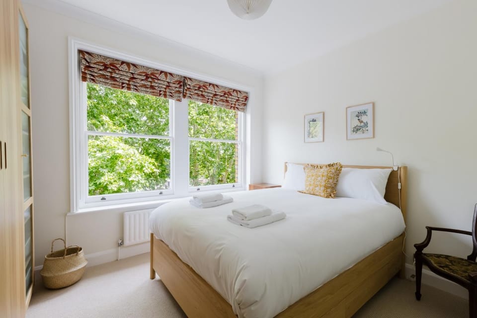 Tasteful 2BDR Midcentury Modern Home Apartment in London Borough of Islington