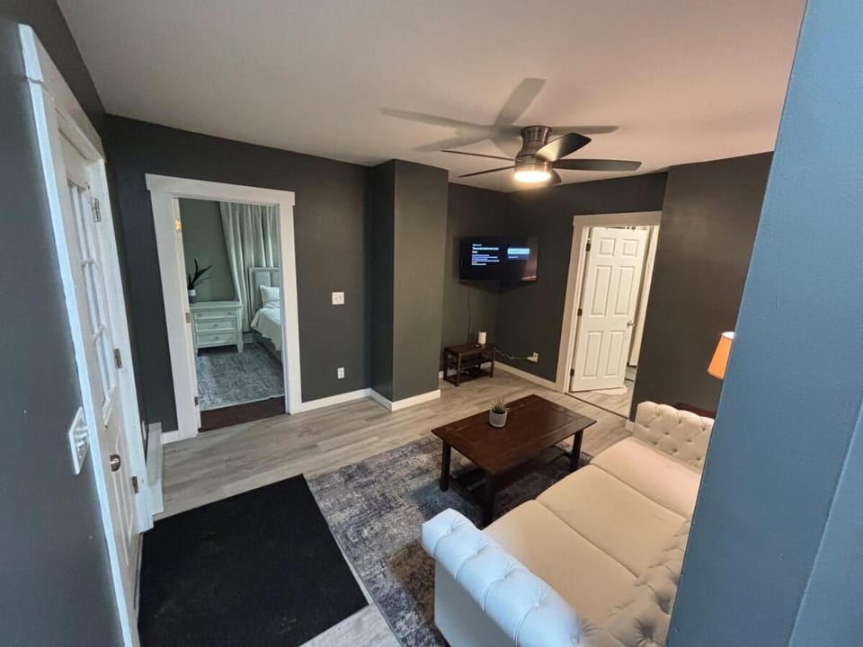 Modern 2BR Near CMMC and downtown Apartment in Auburn