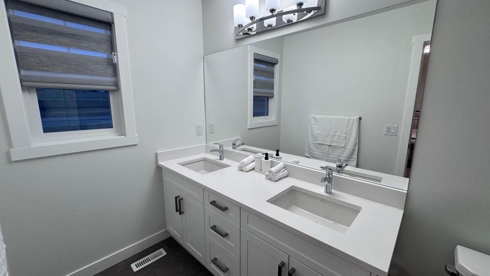 Brand New 2BR house with front double garage House in Cochrane