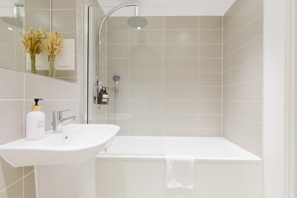 Stylish 1BDR Flat with Private Balcony in Vauxhall Apartment in City of Westminster