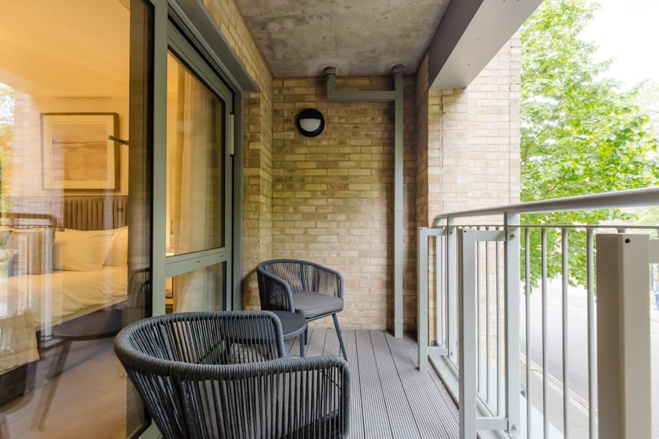 Stylish 1BDR Flat with Private Balcony in Vauxhall Apartment in City of Westminster