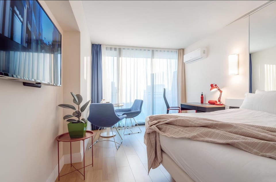 Communal lounge/ TV room, Bed, TV and multimedia, Living room, Photo of the whole room, Seating area, Evening entertainment, Bedroom, hair dresser