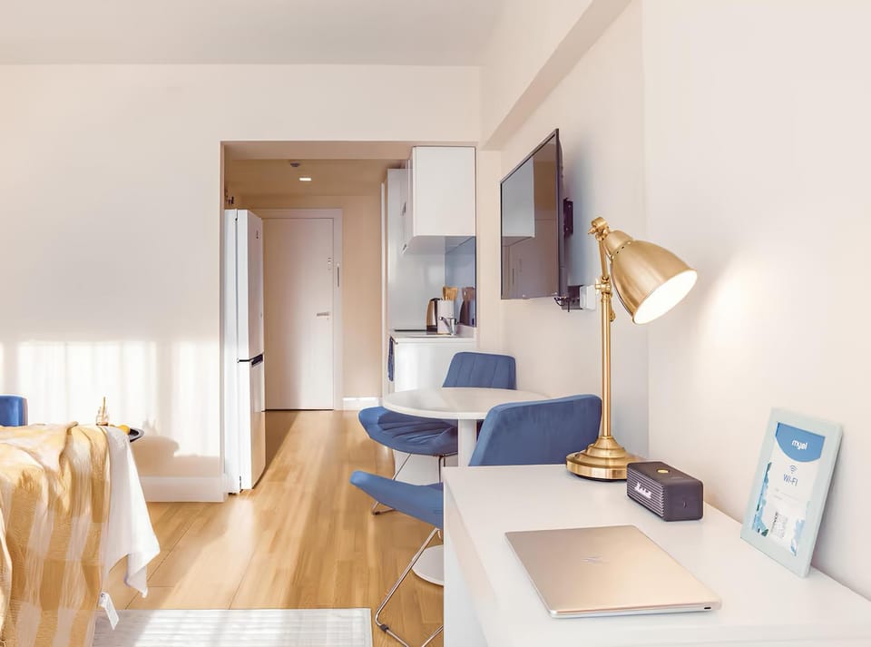 Bed, TV and multimedia, Living room, Photo of the whole room, Seating area, Bedroom