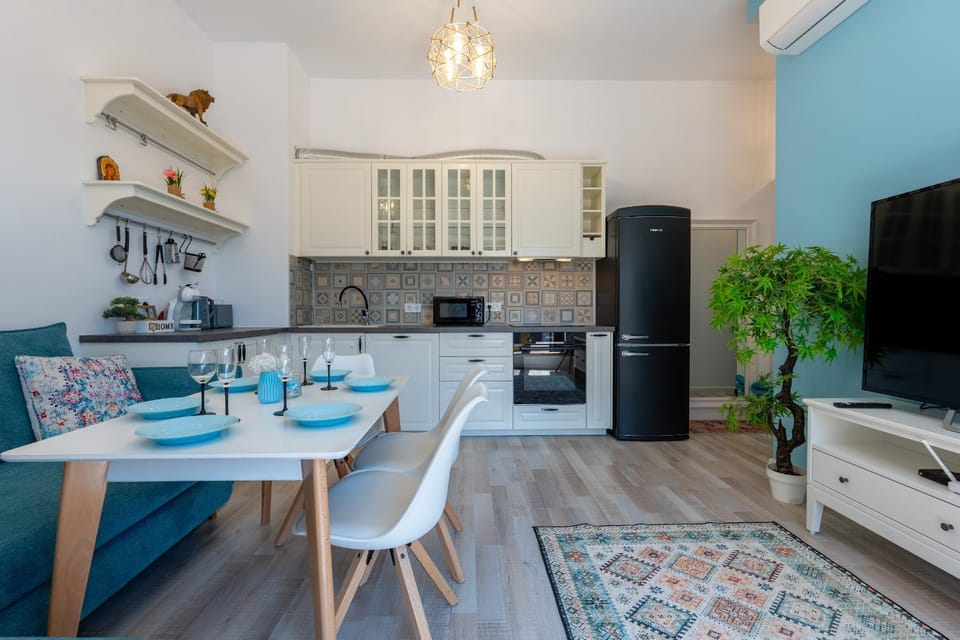 Kitchen or kitchenette, Seating area, Dining area, oven, stove