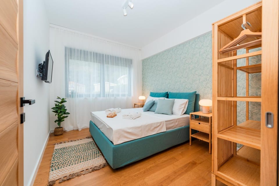 Bed, TV and multimedia, Photo of the whole room, Bedroom, towels, wardrobe