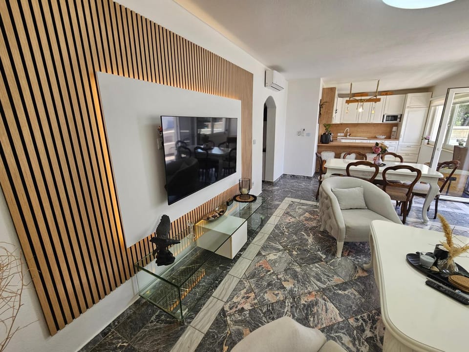 Communal lounge/ TV room, TV and multimedia, Living room