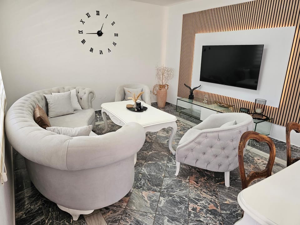 Communal lounge/ TV room, TV and multimedia, Living room, Seating area