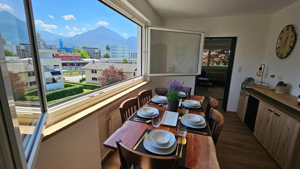 Dining area, Mountain view