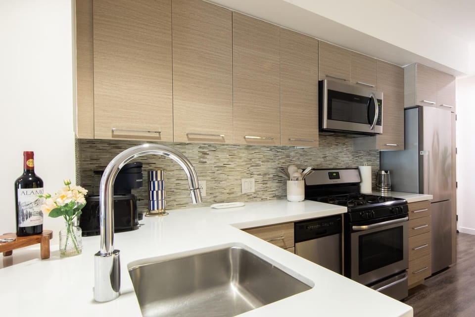 Luxury Studio in the heart of SM - Free Garage P Apartment in Santa Monica