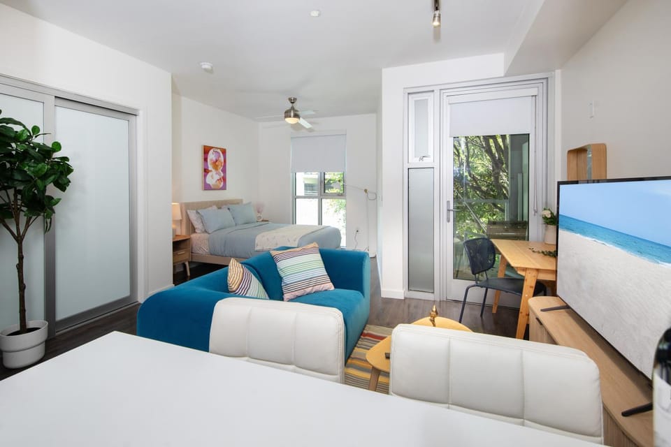 Luxury Studio in the heart of SM - Free Garage P Apartment in Santa Monica