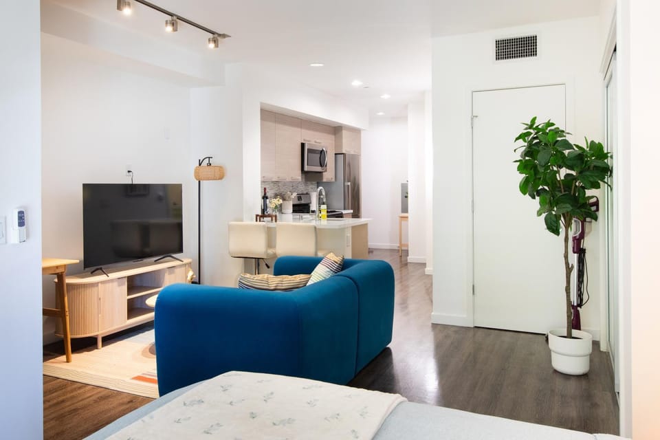 Luxury Studio in the heart of SM - Free Garage P Apartment in Santa Monica