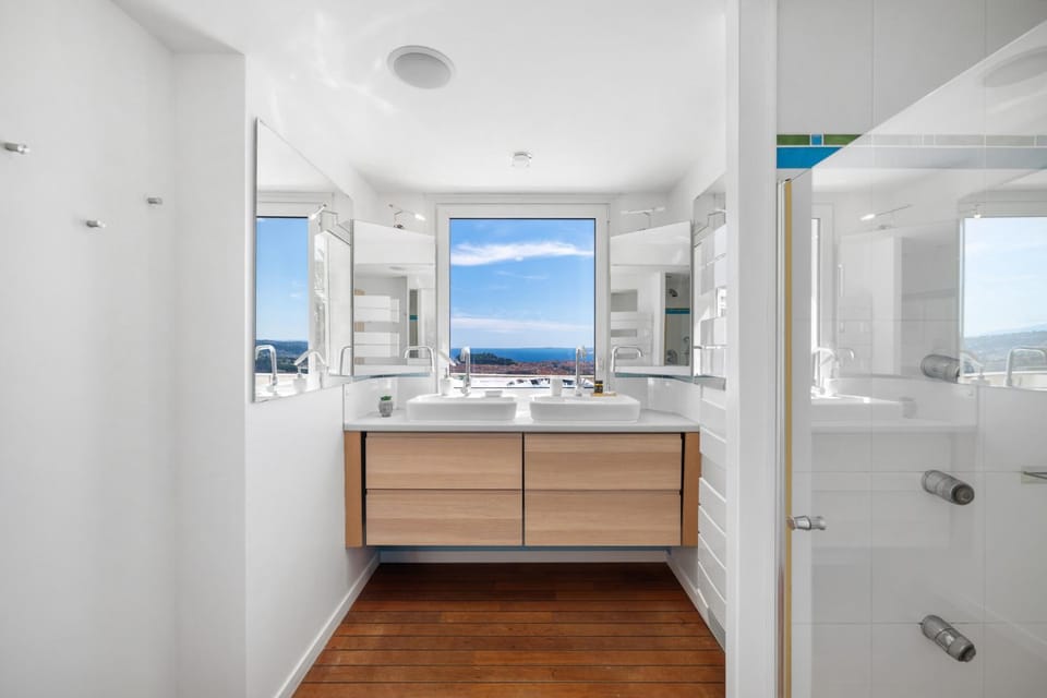 Sunset Villa Panoramic view and hot tub Villa in Nice