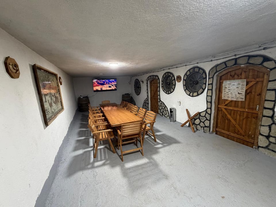 Communal lounge/ TV room, TV and multimedia, Seating area, Dining area, Evening entertainment