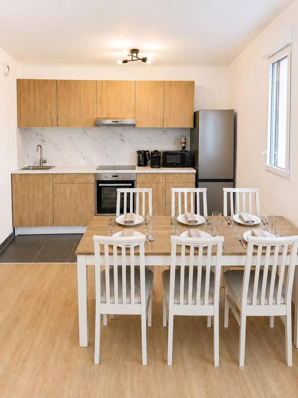 Kitchen or kitchenette, Dining area, oven