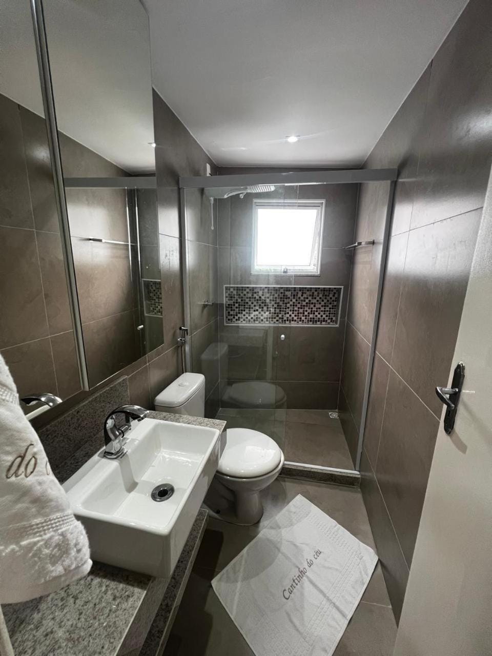 Shower, Toilet, Bathroom, towels