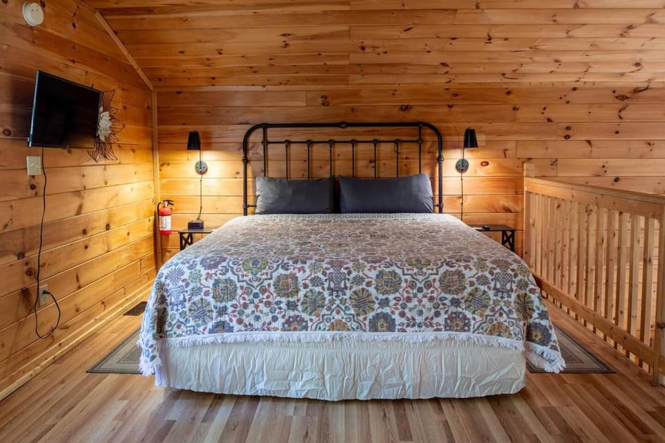 Private Loft Cabin | Hot Tub · Arcade · King Bed Cabin in Gatlinburg