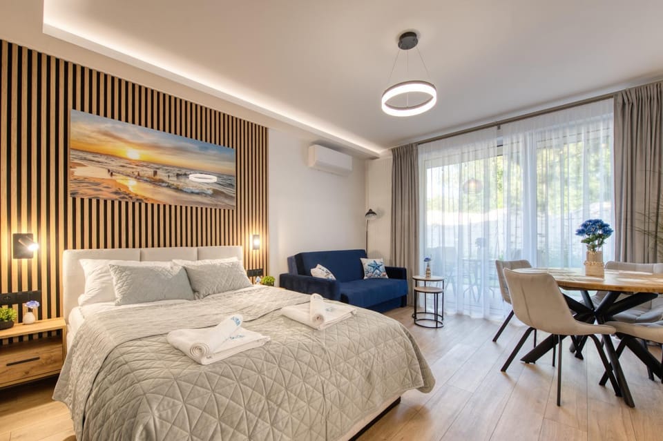 Bed, Photo of the whole room, Seating area, Bedroom