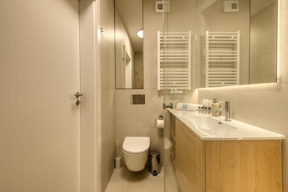 Toilet, Bathroom, towels