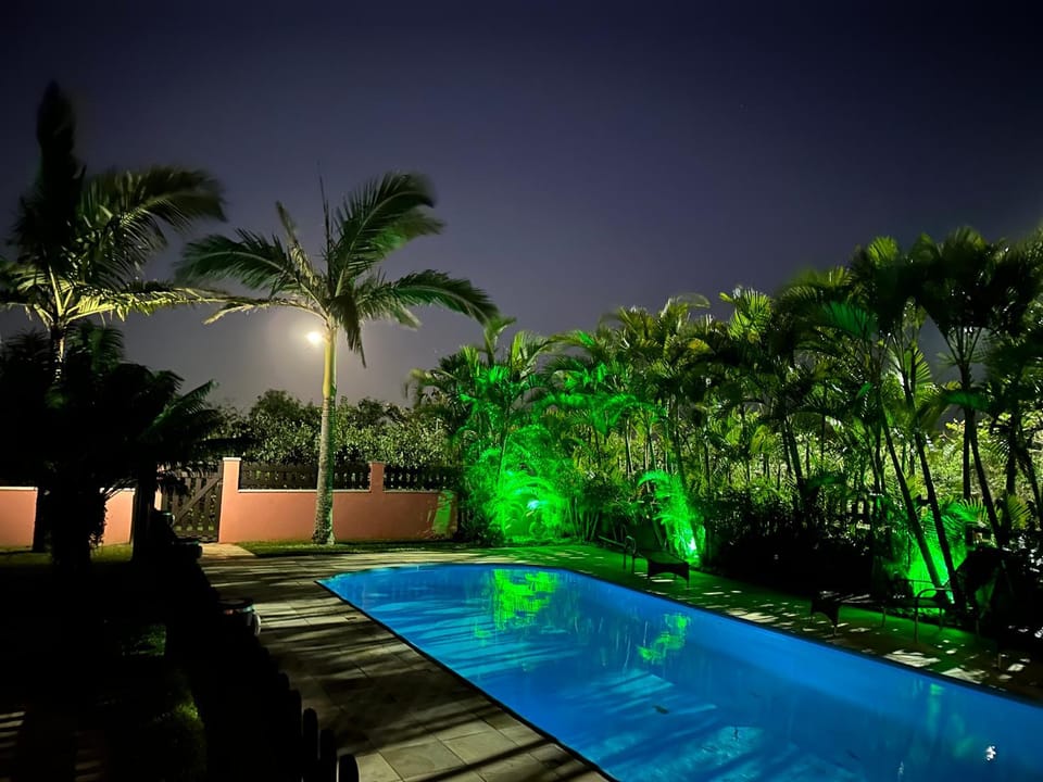Linda residência pé-na-areia, 5 suítes, ar-condicionado, piscina aquecida, adaptada para cadeirantes House in Guaratuba