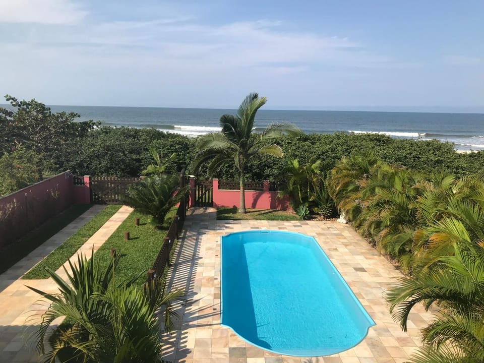 Linda residência pé-na-areia, 5 suítes, ar-condicionado, piscina aquecida, adaptada para cadeirantes House in Guaratuba