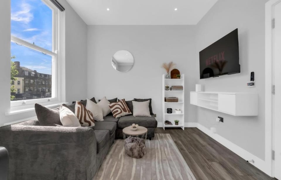 Modern Family 3BR Home Sleeps 8 Tower Bridge Apartment in London Borough of Southwark
