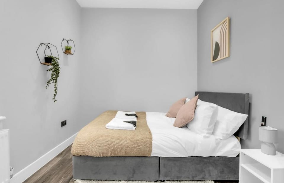 Modern Family 3BR Home Sleeps 8 Tower Bridge Apartment in London Borough of Southwark