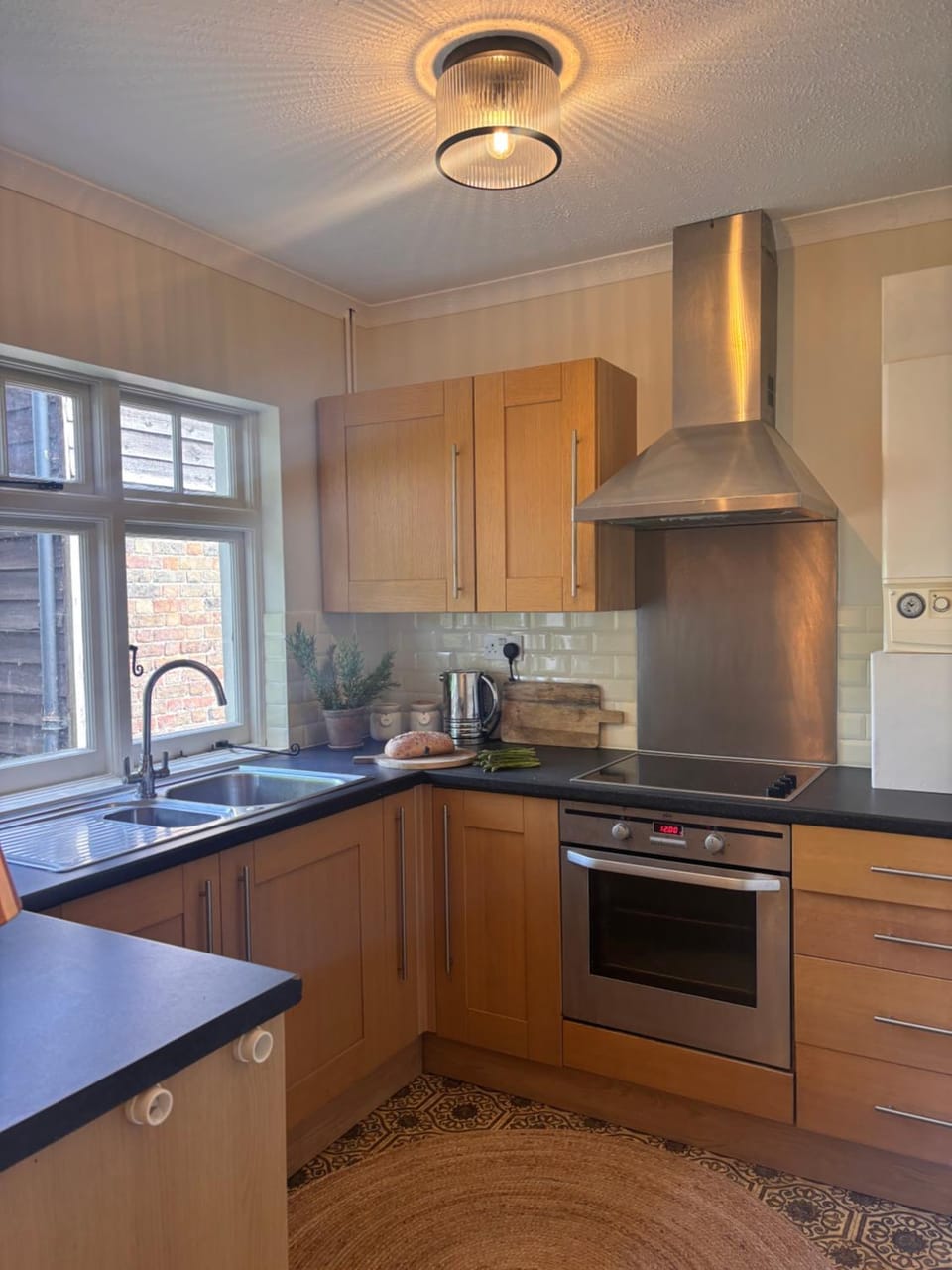 Cosy Country Cottage House in Steyning
