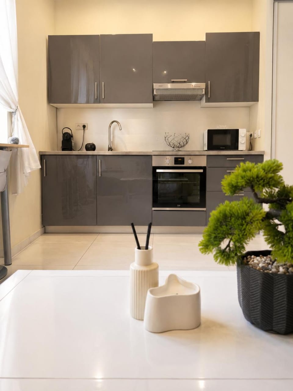 Coffee/tea facilities, Kitchen or kitchenette, stove