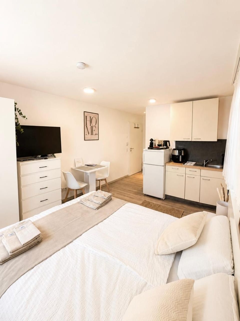 Bed, TV and multimedia, Kitchen or kitchenette, Living room, Photo of the whole room, Seating area, Bedroom