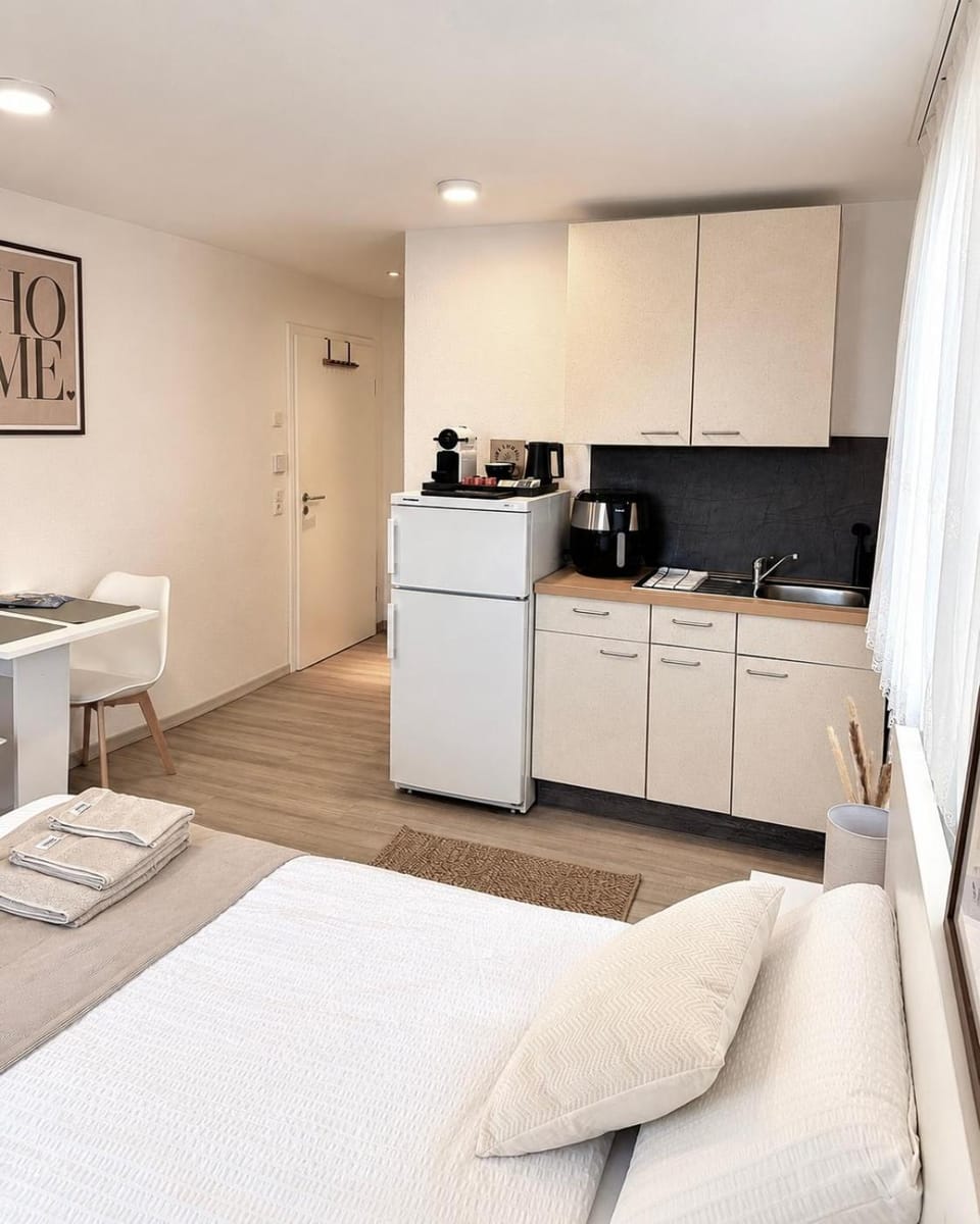 Bed, Kitchen or kitchenette, Photo of the whole room, Dining area, Bedroom