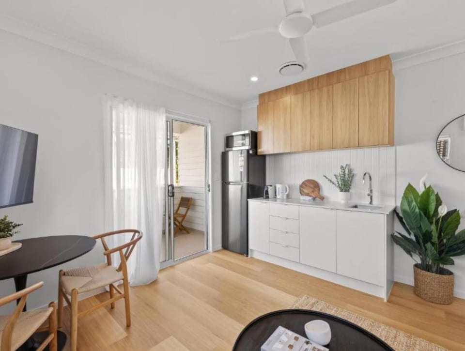 Kitchen or kitchenette, Dining area, stove