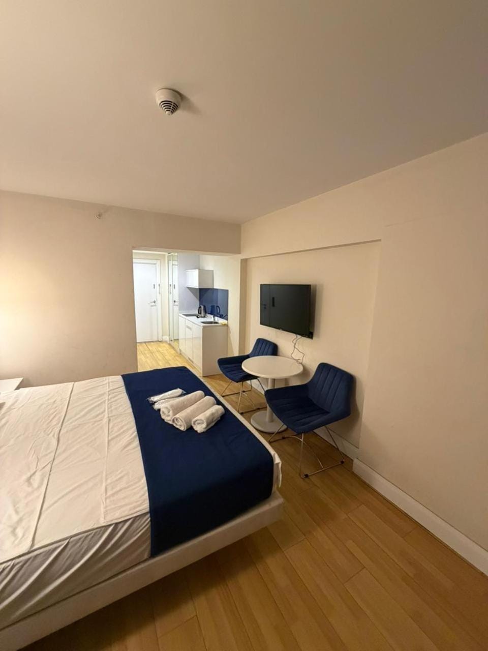 Communal lounge/ TV room, Bed, TV and multimedia, Photo of the whole room, Evening entertainment, Bedroom, hair dresser, towels