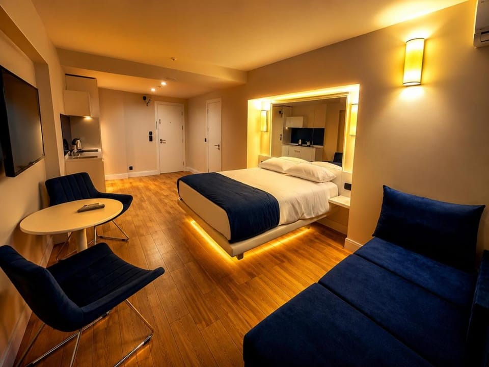Communal lounge/ TV room, Bed, TV and multimedia, Living room, Photo of the whole room, Seating area, Evening entertainment, Bedroom