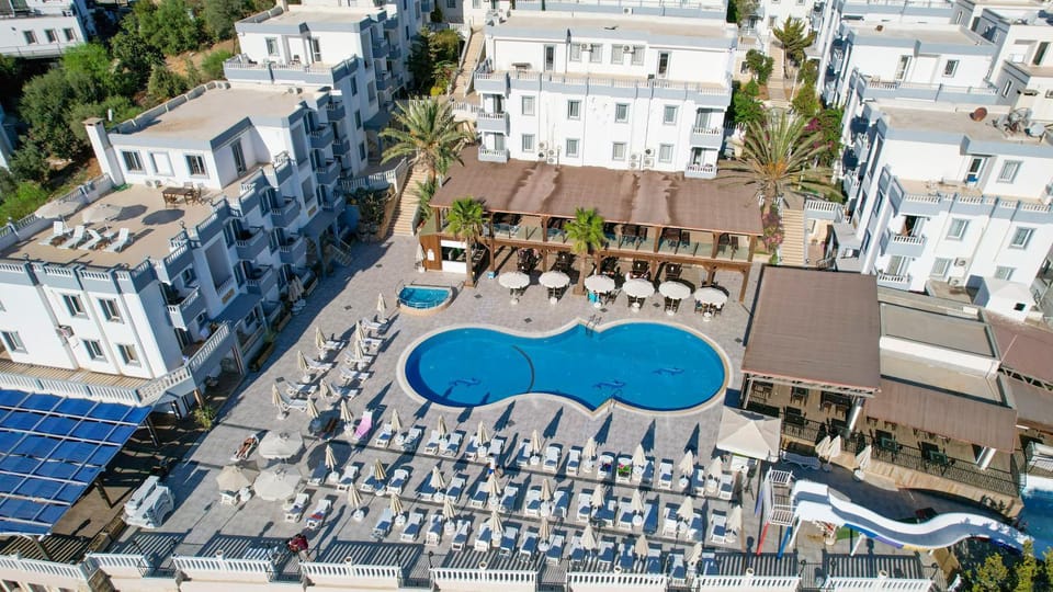 Property building, Restaurant/places to eat, Bird's eye view, Swimming pool, sunbed