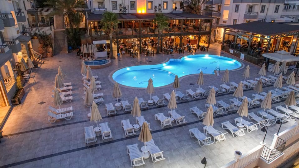 Property building, Restaurant/places to eat, Swimming pool, sunbed