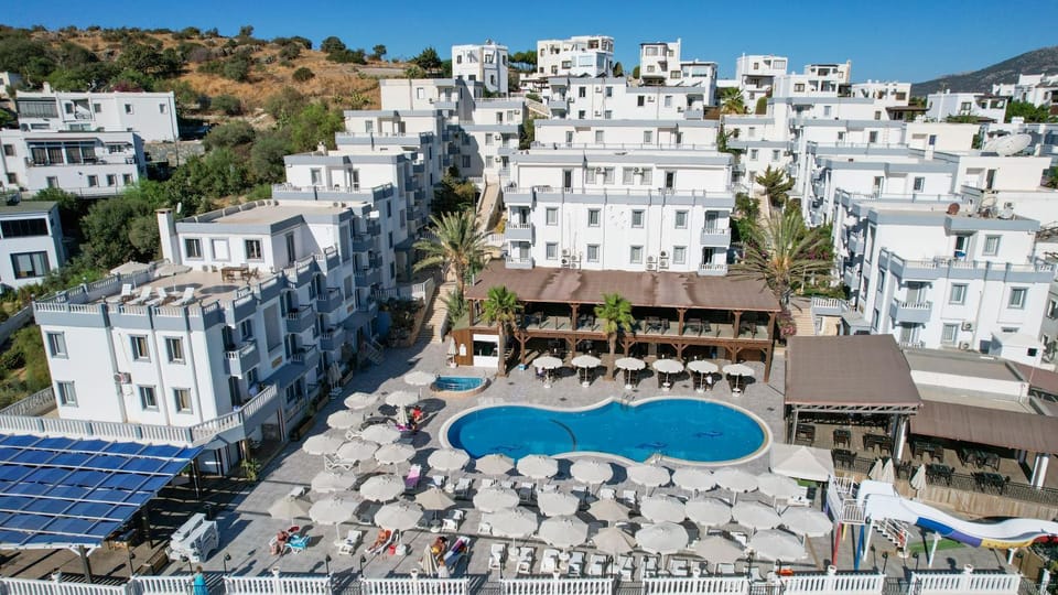 Property building, Restaurant/places to eat, Swimming pool, sunbed