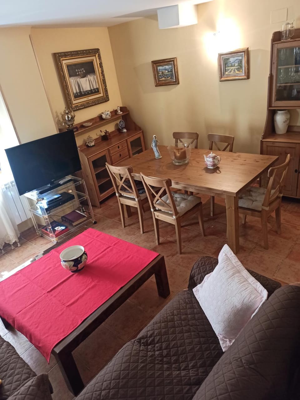TV and multimedia, Living room, Seating area, Dining area
