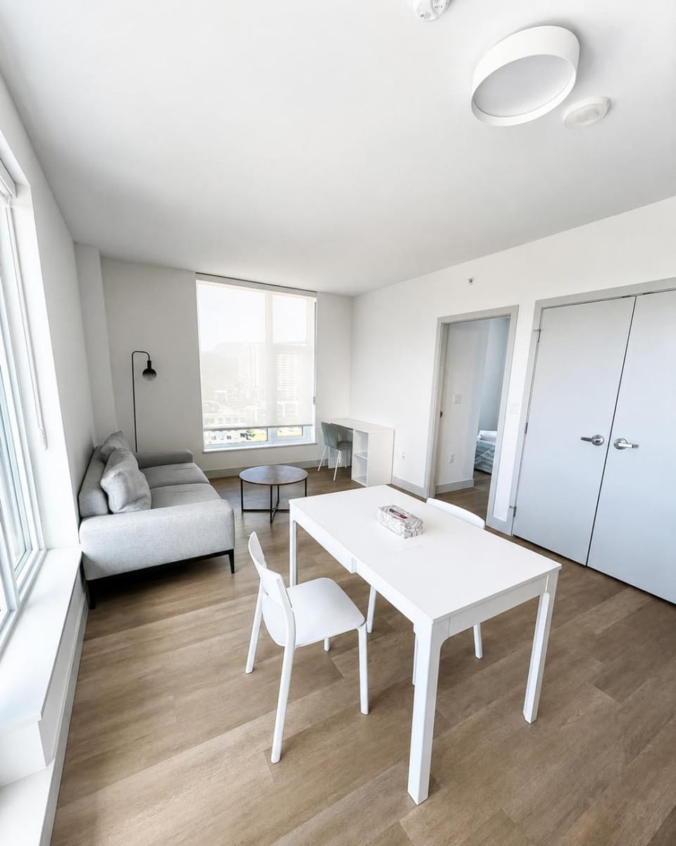 UBC Skyview Retreat Bright 1BR Near Wesbrook Apartment in Richmond