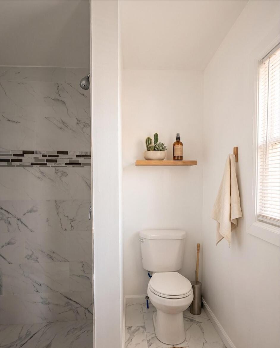 Toilet, Bathroom, towels