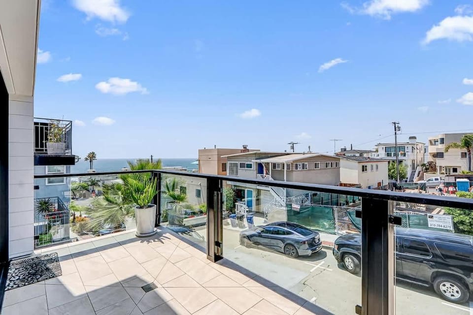 Steps to the Best Beach in LA Rooftop Deck WOW! House in Hermosa Beach