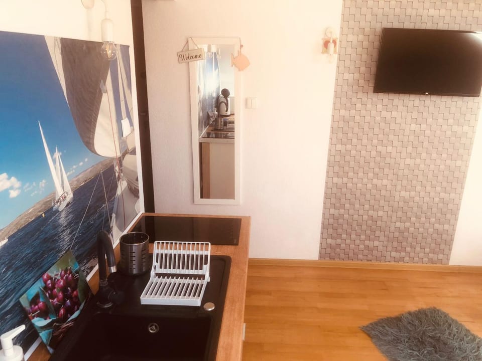 TV and multimedia, Kitchen or kitchenette, microwave, stove