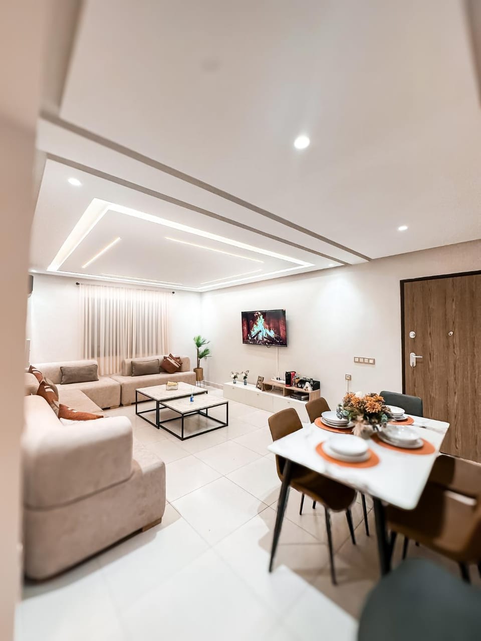 TV and multimedia, Living room, Seating area, Dining area