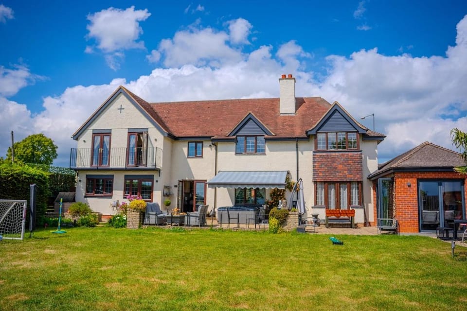 Woodwynd Palm Retreat - Sleeps 14, Hot Tub, BBQ, Games Room, Balcony, Private Garden, Cotswold Views House in Wychavon District