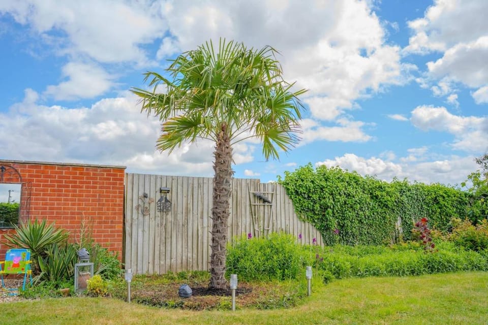 Woodwynd Palm Retreat - Sleeps 14, Hot Tub, BBQ, Games Room, Balcony, Private Garden, Cotswold Views House in Wychavon District
