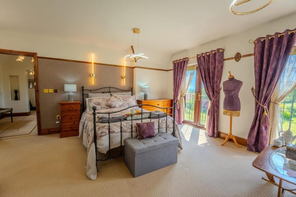 Woodwynd Palm Retreat - Sleeps 14, Hot Tub, BBQ, Games Room, Balcony, Private Garden, Cotswold Views House in Wychavon District